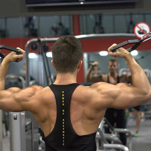 背中の筋肉が弱い人のクセは強い。